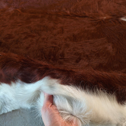 Tapete de couro de boi vermelho e branco pelo alto VB1011 — foto real 3