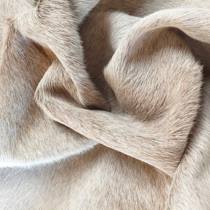 Tapete de couro de boi natural cinza e branco pelo curto macio GR1037 — foto real 4