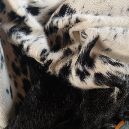 Tapete de couro de boi natural exótico preto e branco EXC1044 — foto real 4