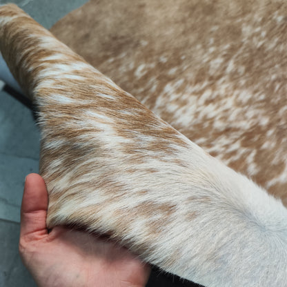 Tapete Bovino Bege e branco  BB905 - 1,91x1,94m