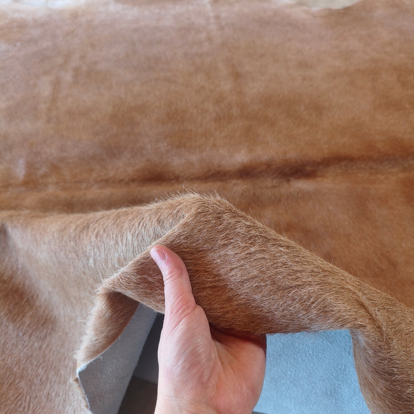 Tapete de couro de boi bege claro BC978 — foto real 3