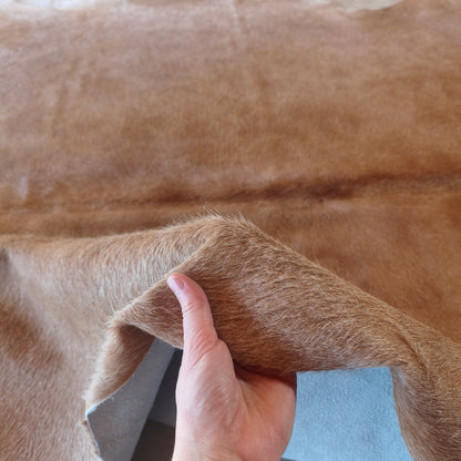 Tapete de couro de boi bege claro BC978 — foto real 3