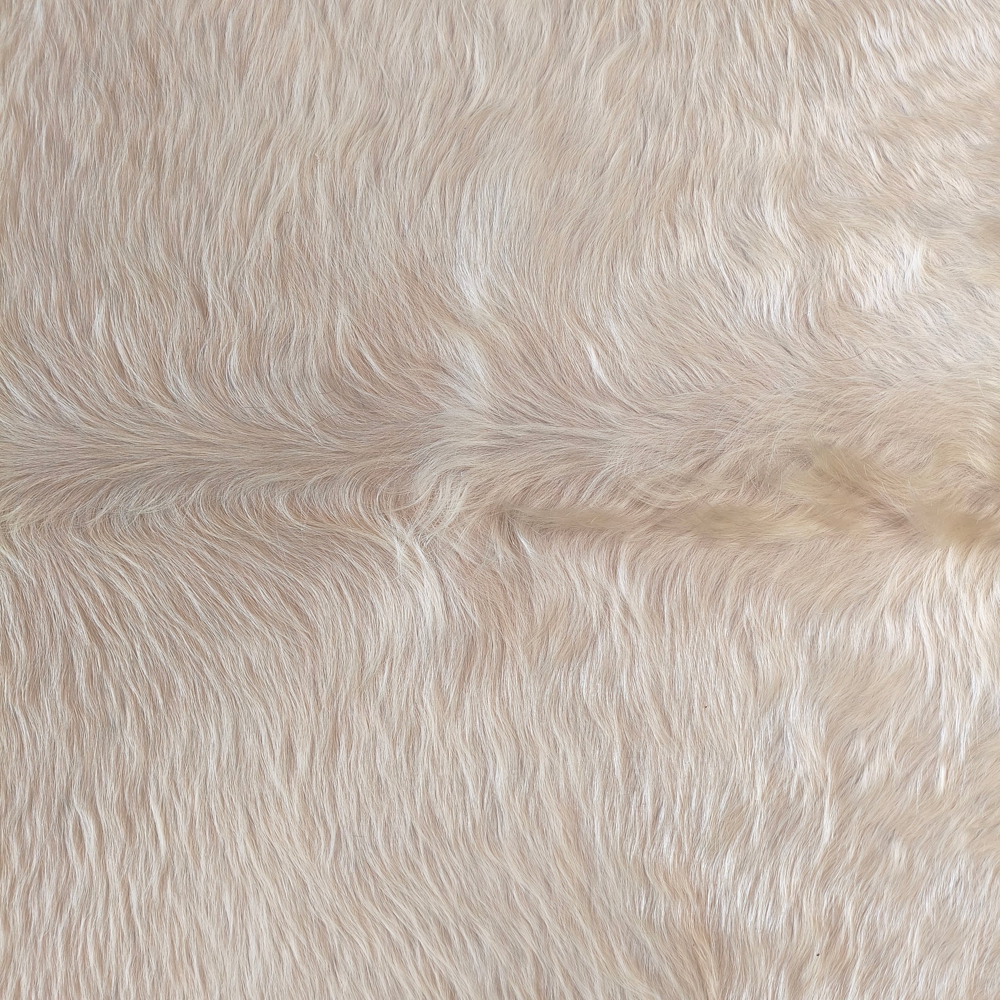 Tapete de couro de boi branco sedoso pelo alto BRA1063 — foto real 2