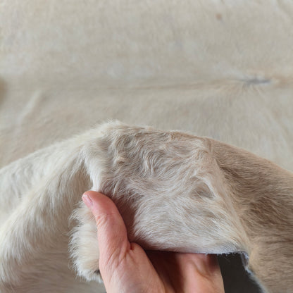 Tapete de couro de boi branco pelo curto BRA1046 — foto real 3