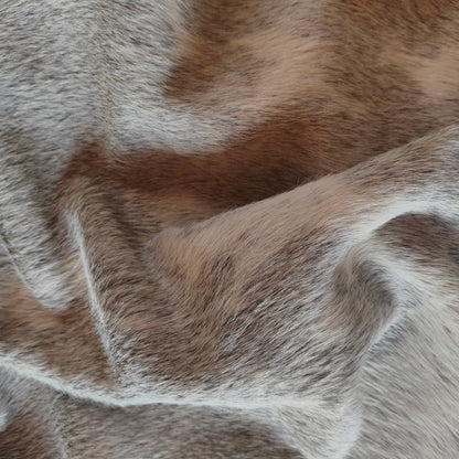 Tapete de couro de boi natural cinza e branco pelo curto macio GR1071 — foto real 4