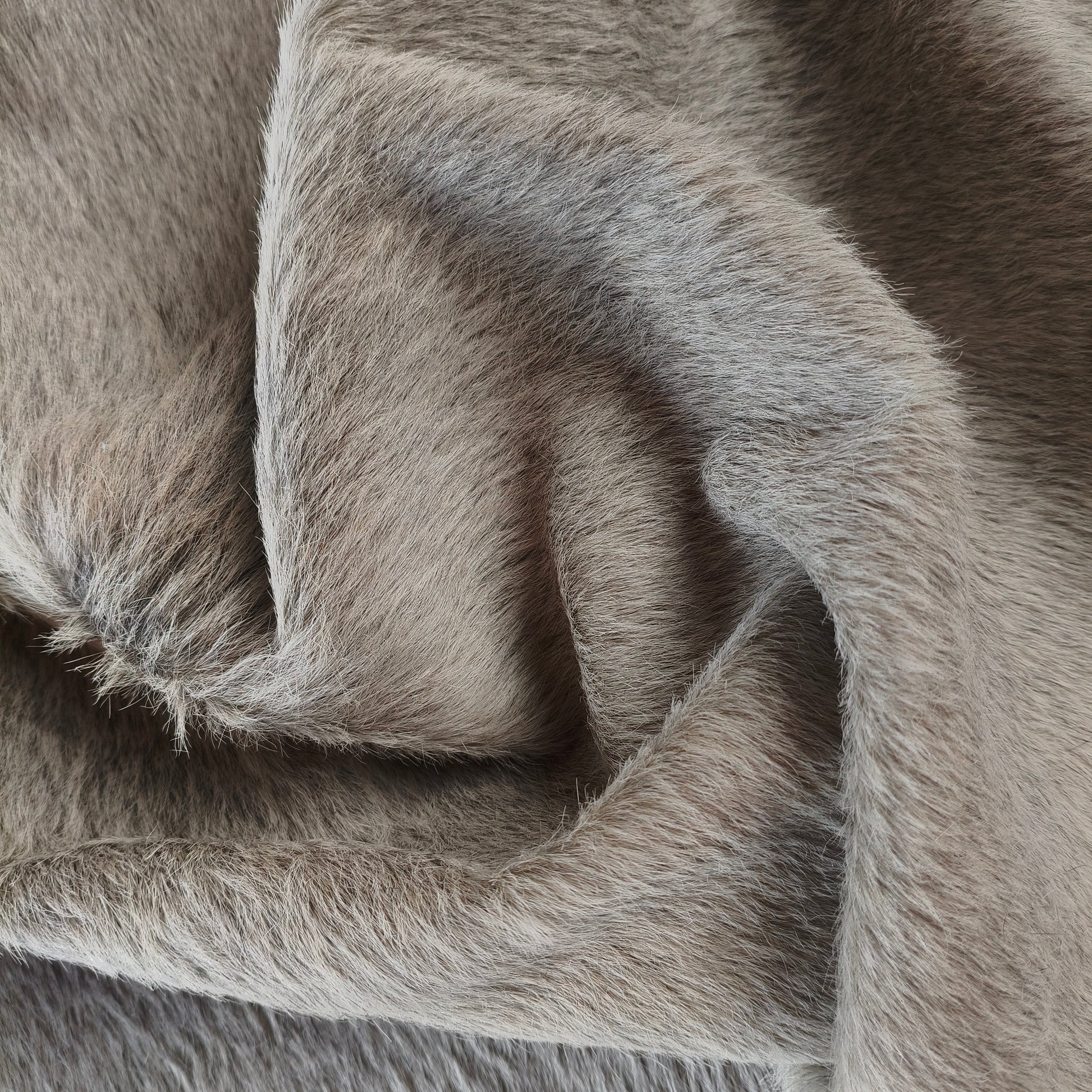 Tapete de couro de boi natural cinza claro pelo curto macio GR1070 — foto real 4