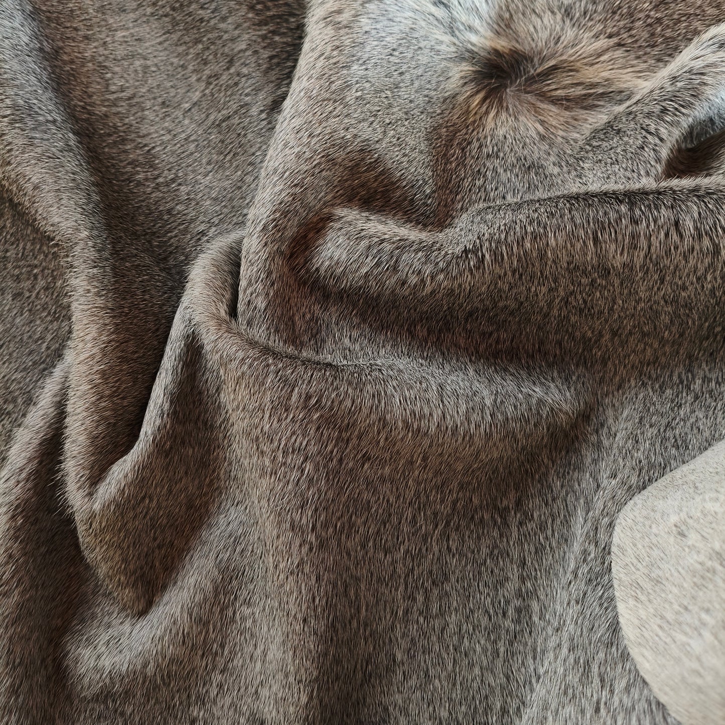 Tapete de couro de boi natural cinza e branco pelo curto macio GR1036 — foto real 4