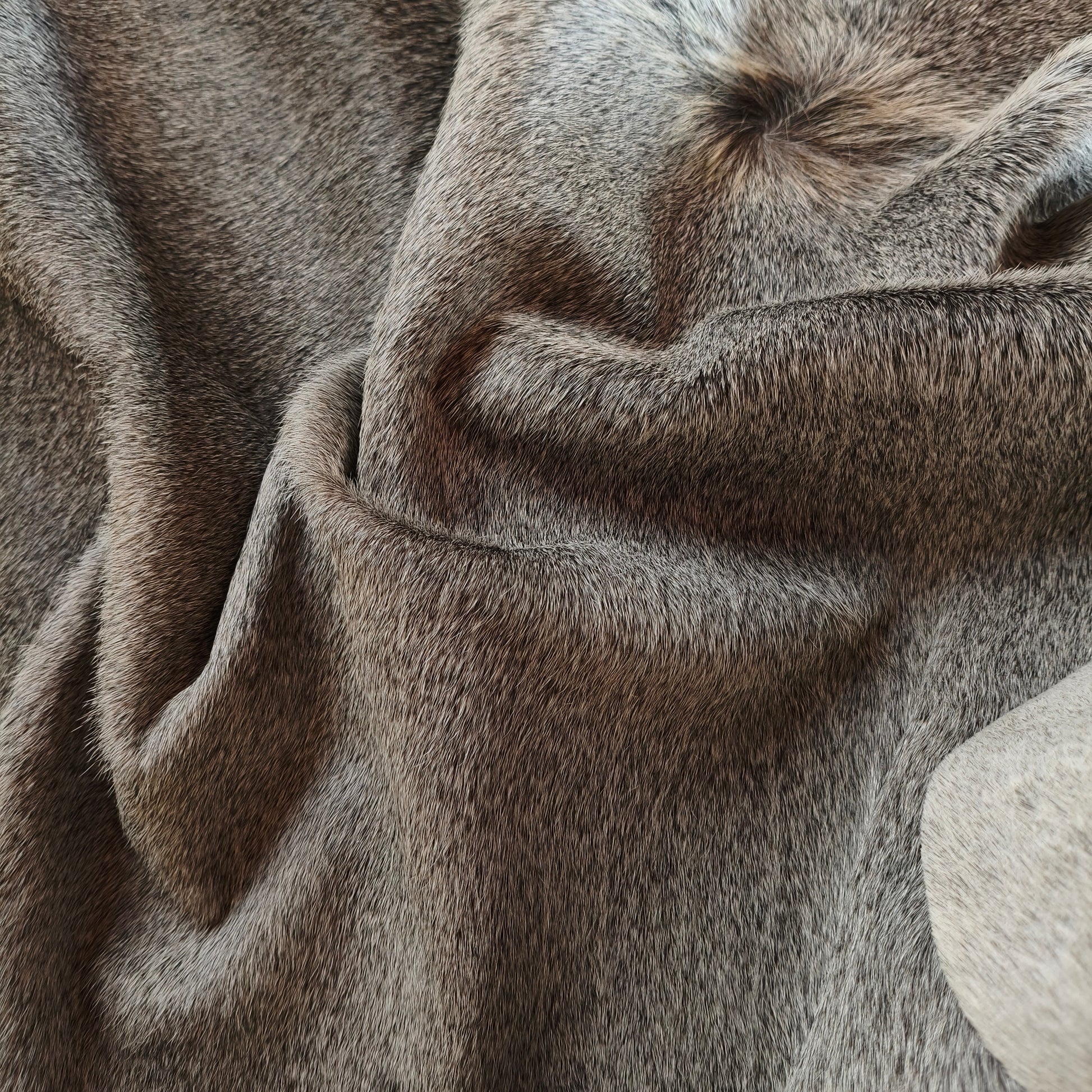 Tapete de couro de boi natural cinza e branco pelo curto macio GR1036 — foto real 4