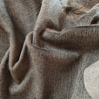 Tapete de couro de boi natural cinza e branco pelo curto macio GR1036 — foto real 4