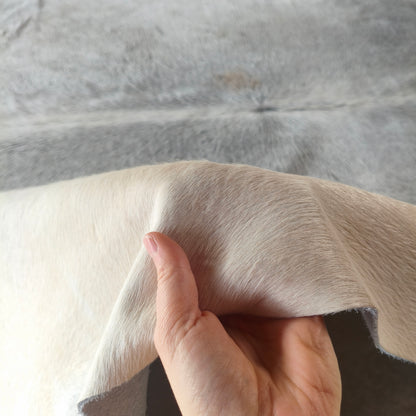 Tapete de couro de boi natural cinza e branco pelo curto macio GR1048 — foto real 3
