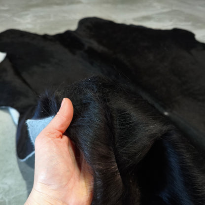 Tapete Bovino Natural Preto pelo Curto I P1094 I  2,02x2,04m em Couro Legítimo