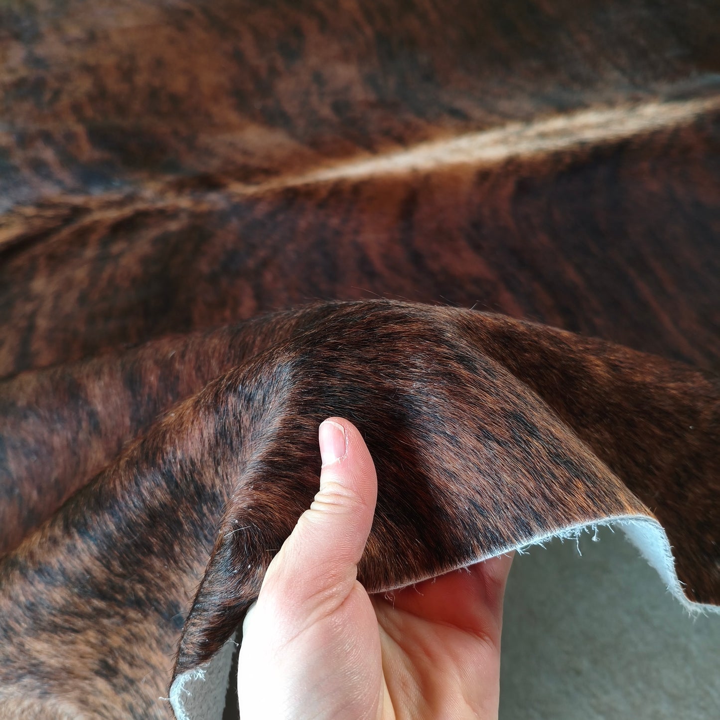Tapete de couro de boi natural brazino pelo curto macio BZC1037 — foto real 3