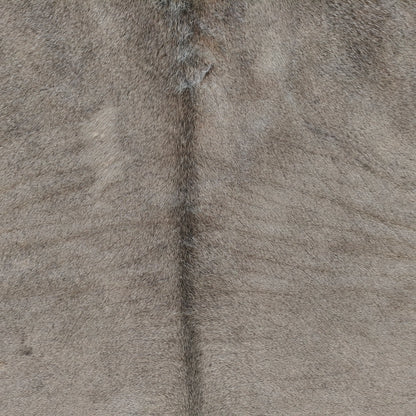 Tapete de couro de boi natural cinza e branco pelo curto macio GR1071 — foto real 2