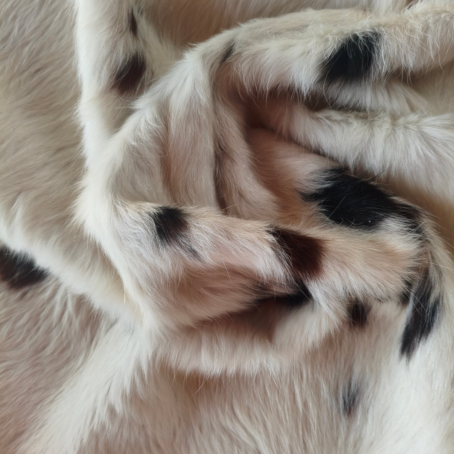Tapete de couro de boi natural exótico marrom e branco EXC1042 — foto real 4