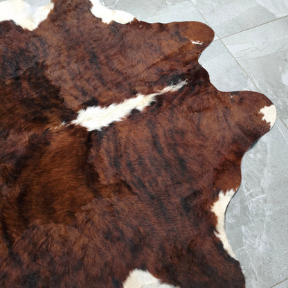 Tapete Bovino Brazino Escuro e Branco Pelo Alto I BZE944 I 2,08x1,92m