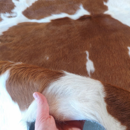 Tapete de couro de boi vermelho e branco malhado macio VB1003 — foto real 3