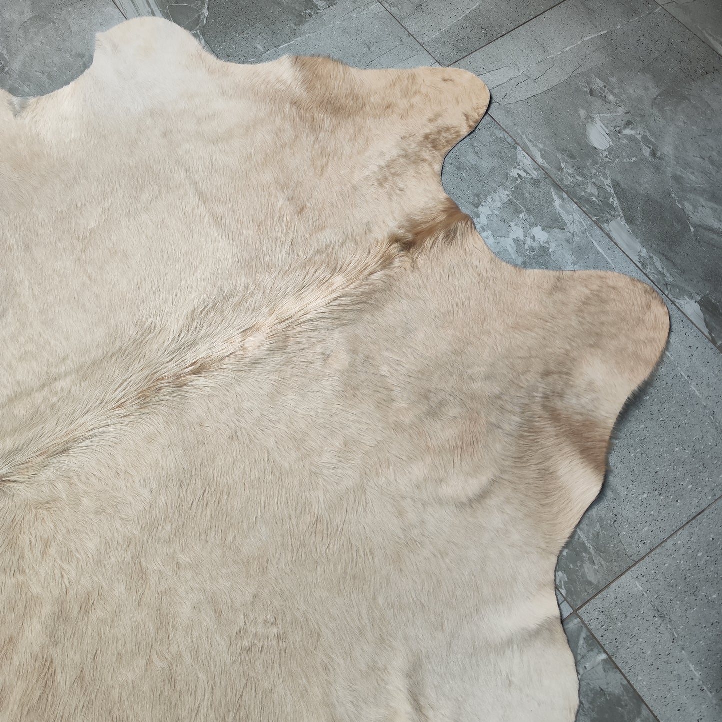 Tapete Bovino Bege Claro Sedoso Pelo Alto BC897 - 2,22x1,99m