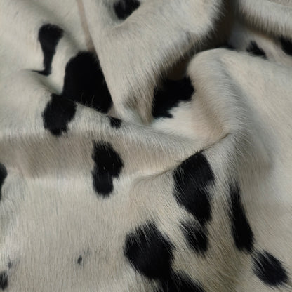 Tapete Bovino Natural Preto e Branco Pelo Curto I PB946 I 1,75x1,55m