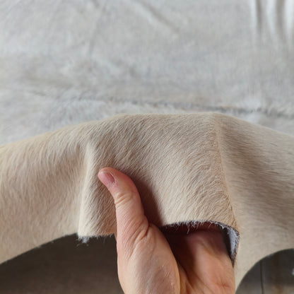 Tapete de couro de boi natural cinza e branco pelo curto macio GR1049 — foto real 3