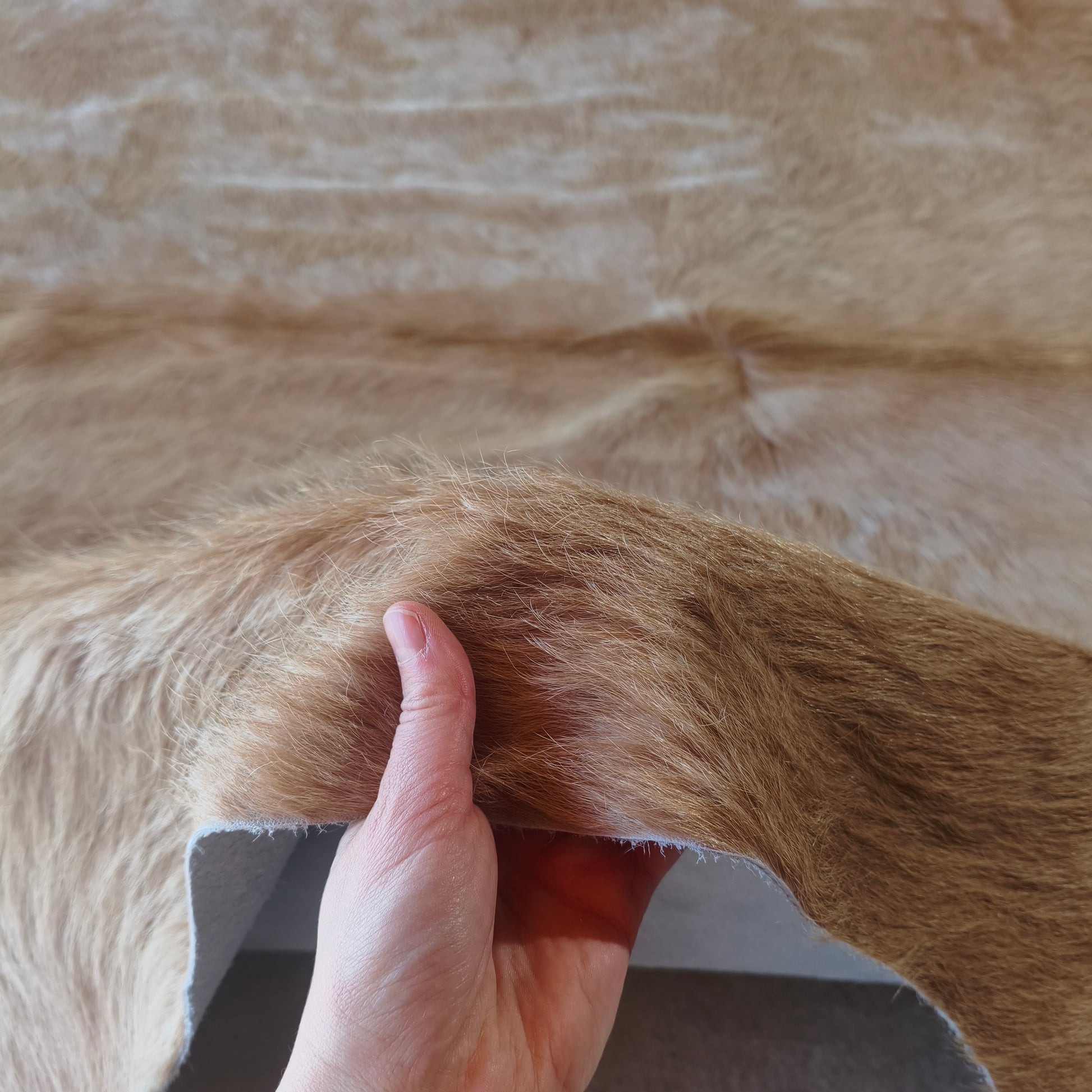Tapete de couro de boi bege claro BE963 — foto real 2