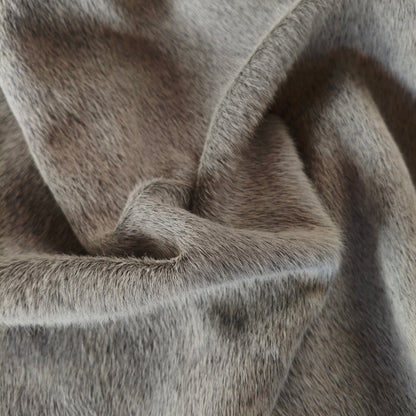Tapete de couro de boi natural cinza e branco pelo curto macio GR1050 — foto real 4