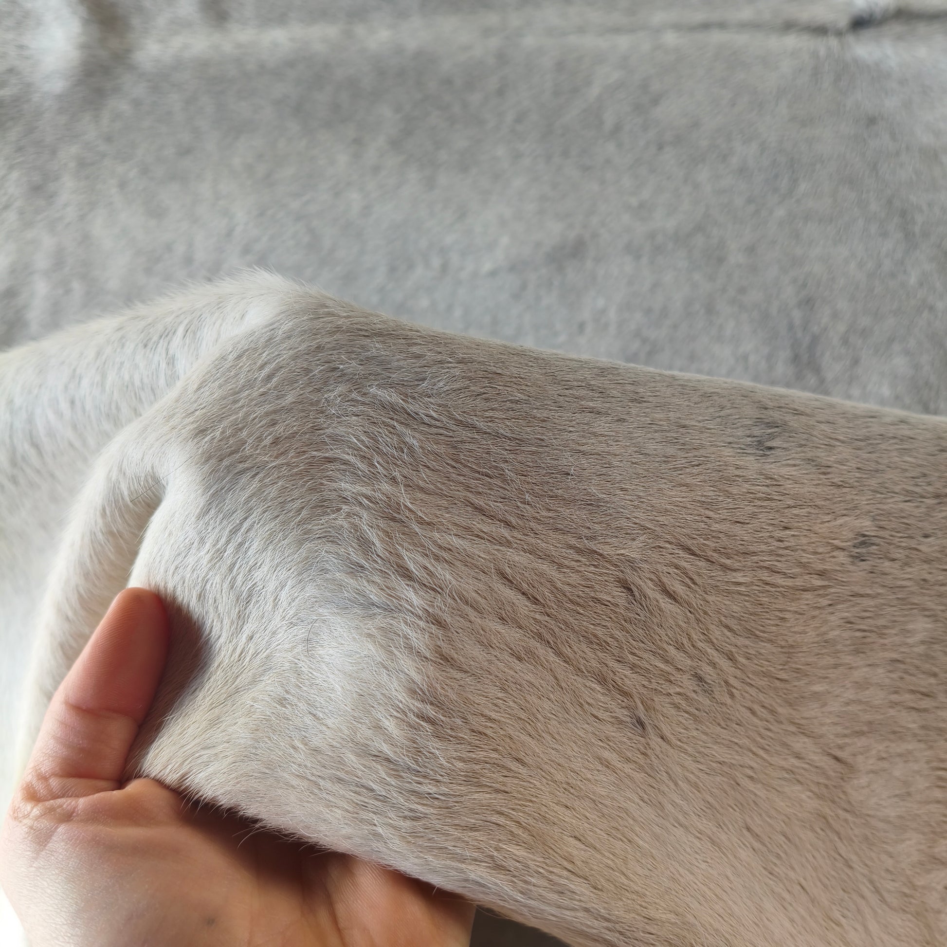 Tapete de couro de boi natural cinza e branco pelo curto macio GR1050 — foto real 3