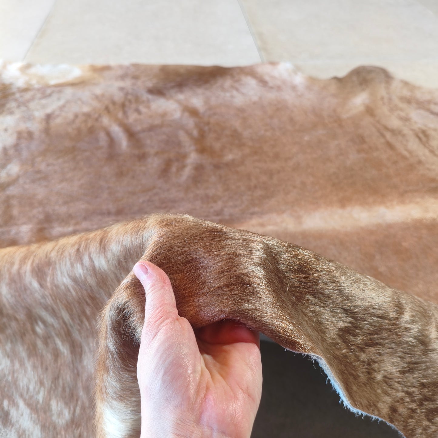 Tapete de couro de boi bege escuro brilhoso BE997 — foto real 3
