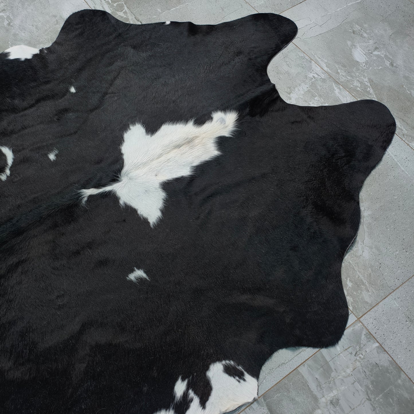 Tapete Bovino Natural Preto Intenso e Branco Macio  I PB951 I 2,18x1,86m
