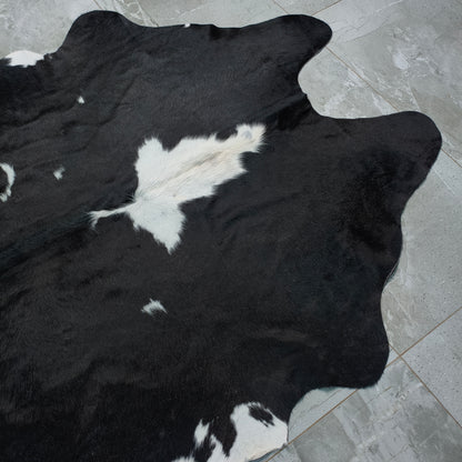 Tapete Bovino Natural Preto Intenso e Branco Macio  I PB951 I 2,18x1,86m