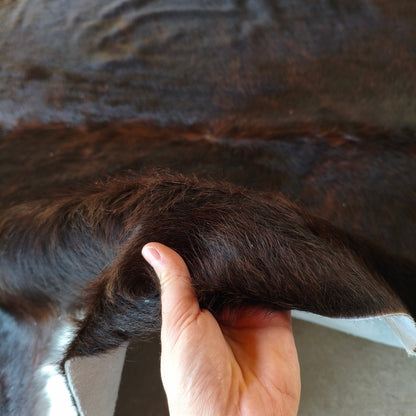 Tapete de couro de boi preto e vermelho OSC1028 — foto real 3