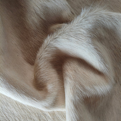 Tapete de couro de boi branco pelo curto BRA1046 — foto real 4