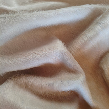 Tapete de couro de boi branco e dourado pelo curto BRA1055 — foto real 4