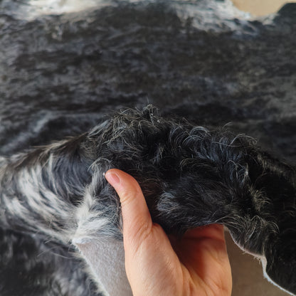 Tapete de couro de boi natural preto e branco pelo alto PB1045 — foto real 3