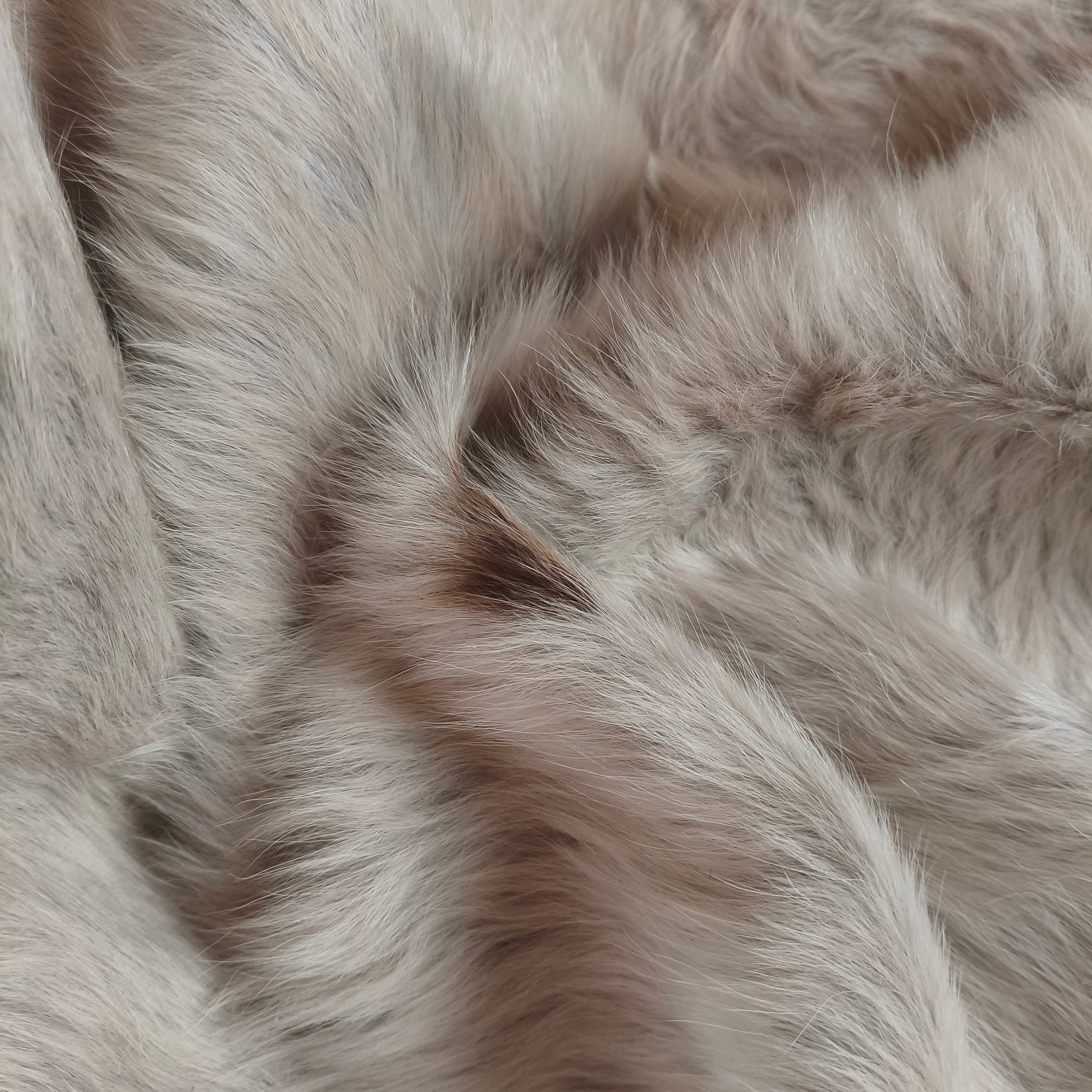 Tapete de couro de boi branco sedoso pelo alto BRA1064 — foto real 4