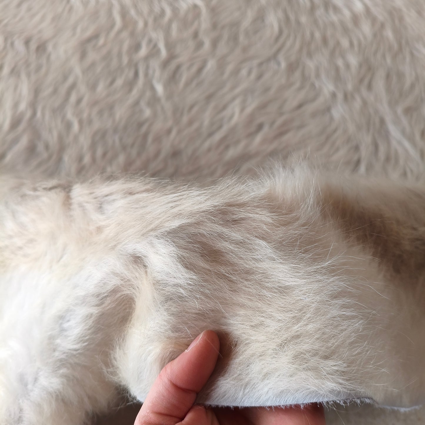 Tapete de couro de boi branco sedoso pelo alto BRA1064 — foto real 3