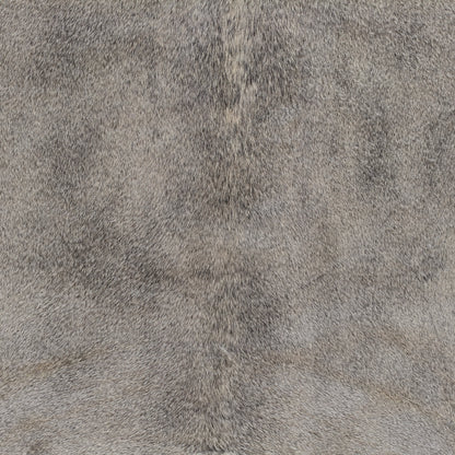 Tapete de couro de boi natural cinza e branco pelo curto macio GR1050 — foto real 2