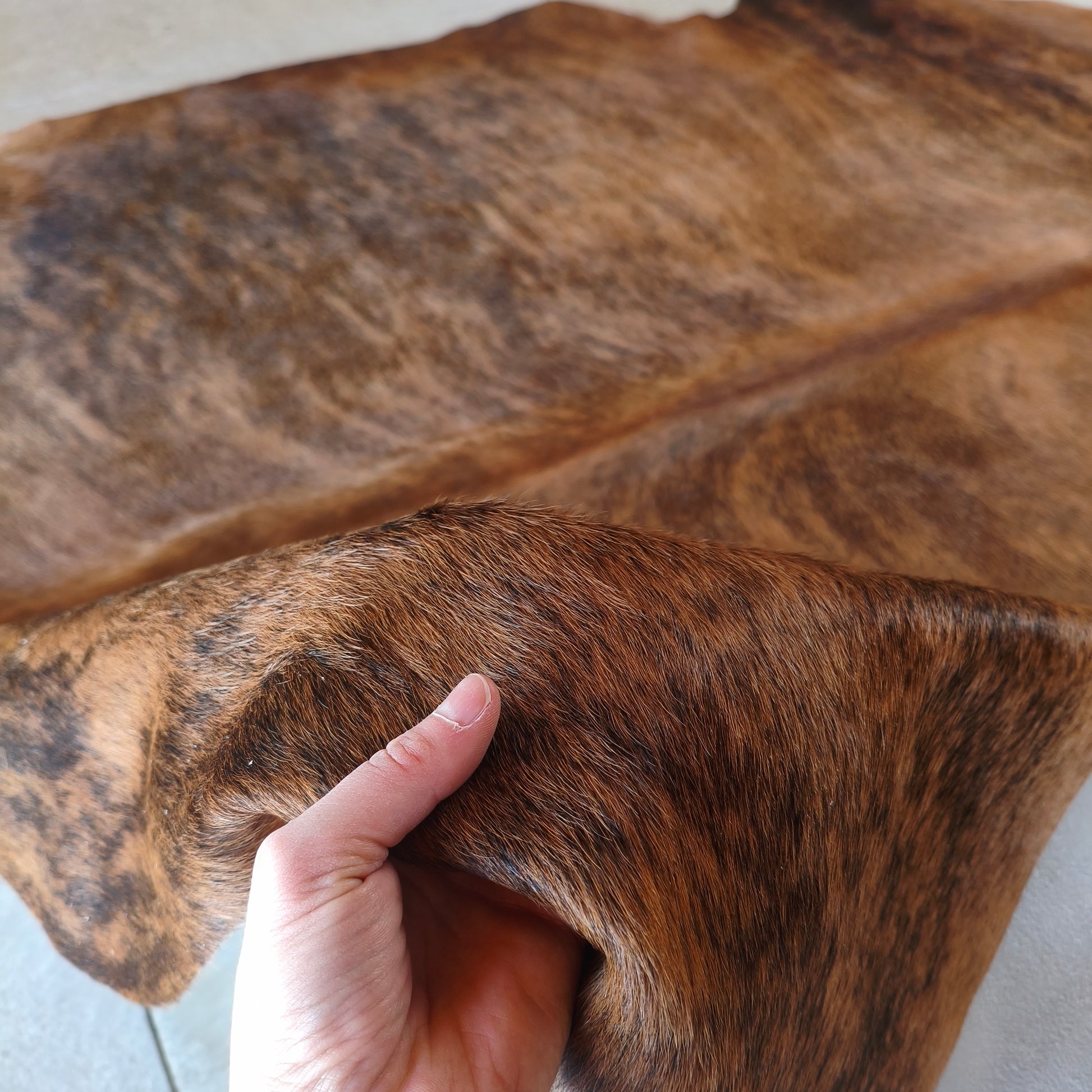 Tapete de couro de boi natural brazino escuro BZE1078 — foto real 5