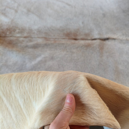 Tapete de couro de boi natural cinza e branco pelo curto macio GR1037 — foto real 3