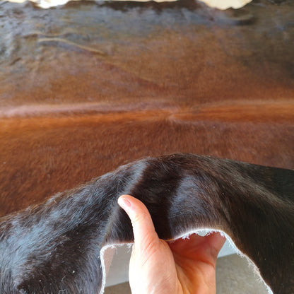 Tapete de couro de boi preto avermelhado OSC1024 — foto real 3