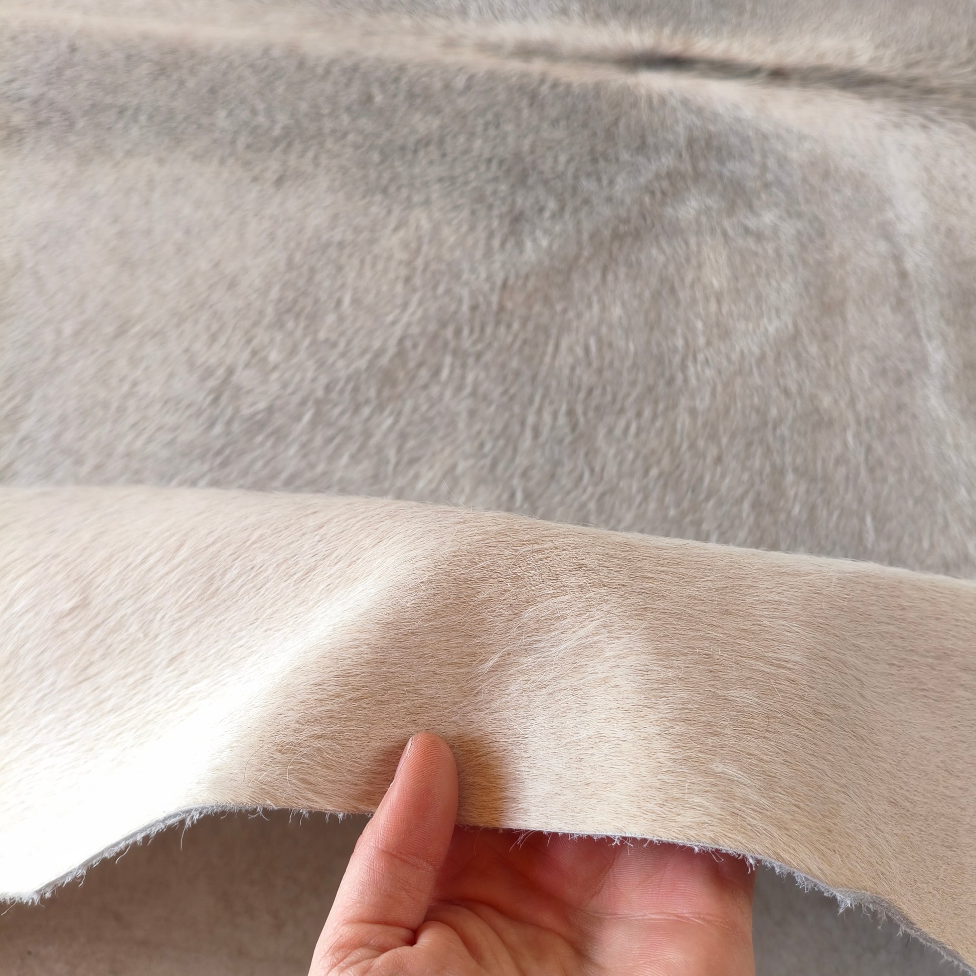 Tapete de couro de boi natural cinza claro pelo curto macio GR1070 — foto real 3