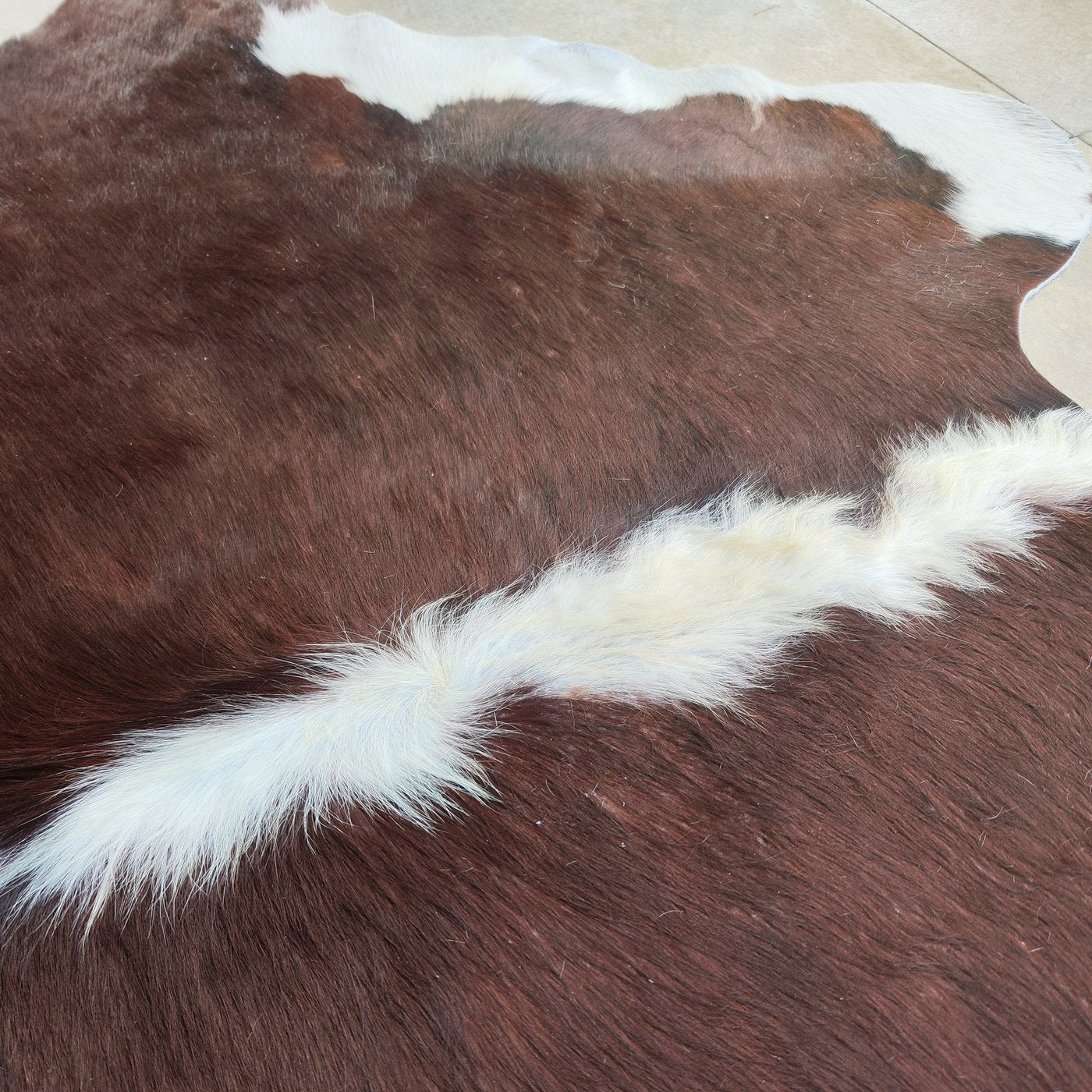 Tapete de couro de boi Vermelho e Branco VB868 — detalhe do acabamento artesanal